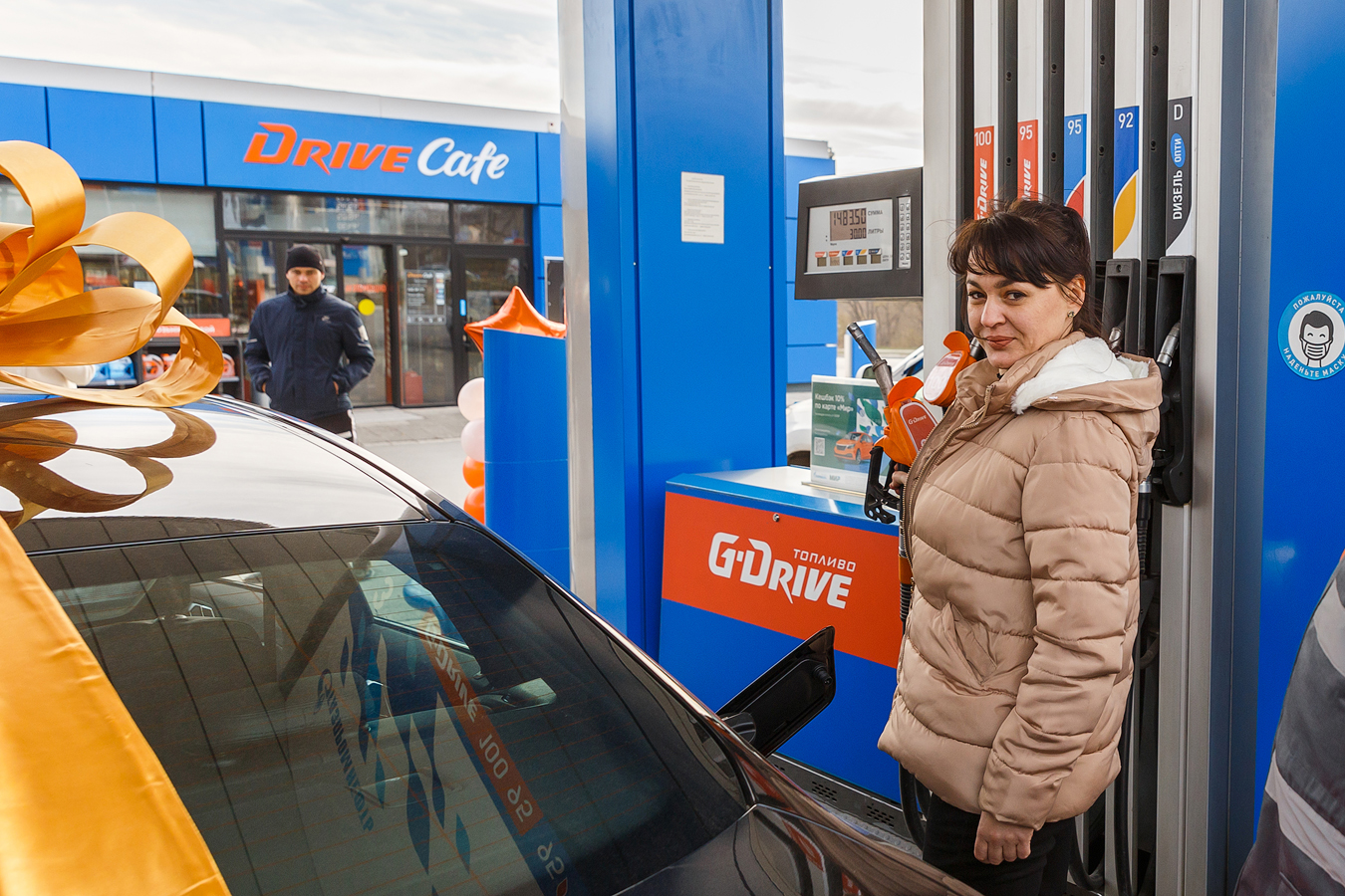 Пропала жена на заправке. Сумки на АЗС Газпромнефть. G Drive топливо. БМВ на заправке. Очки g Drive на заправках.