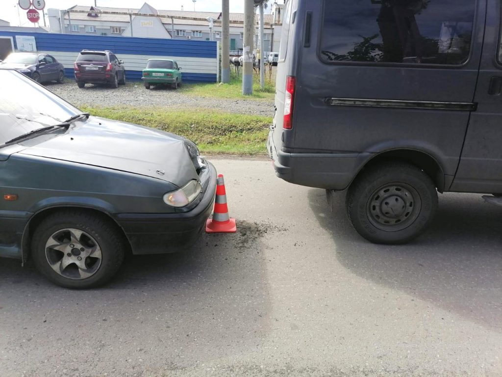 Один врезался в остановку, другой - в прицеп грузовика в Барабинском районе  -