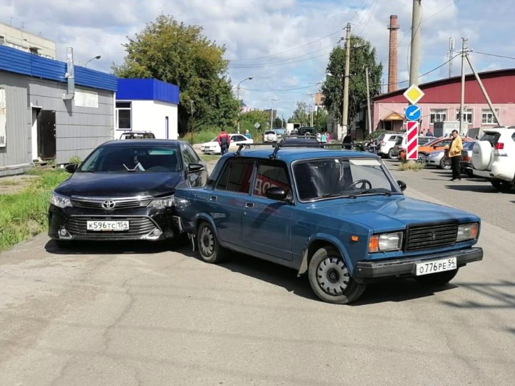 Один врезался в остановку, другой - в прицеп грузовика в Барабинском районе  -