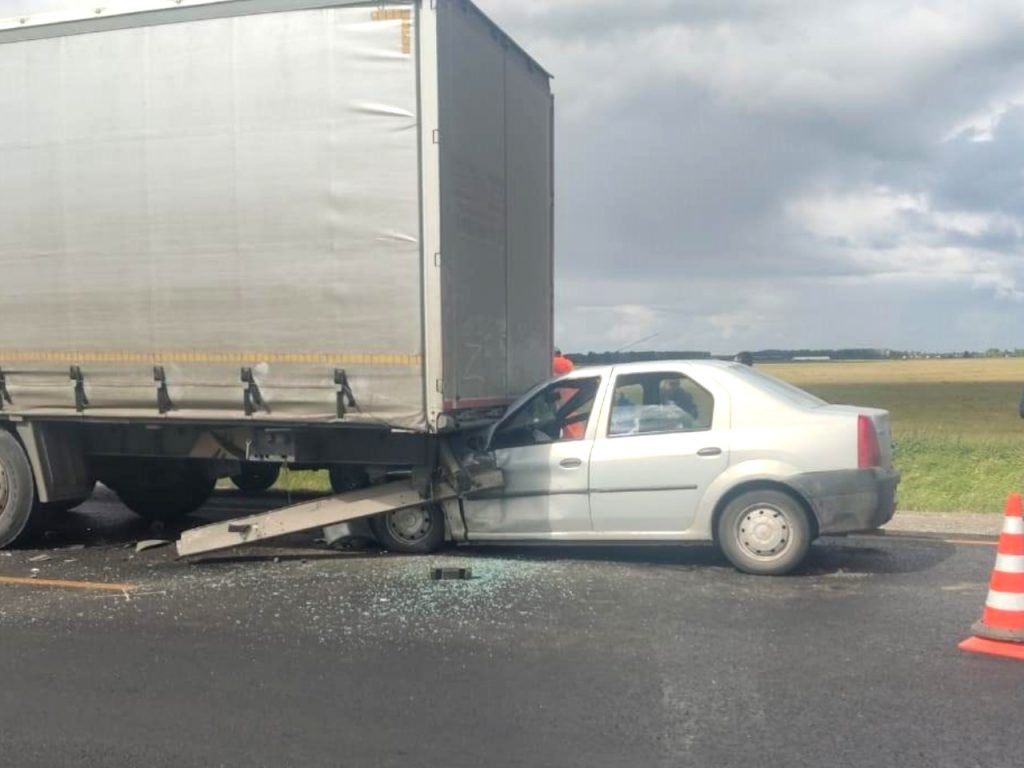 Один врезался в остановку, другой - в прицеп грузовика в Барабинском районе  -