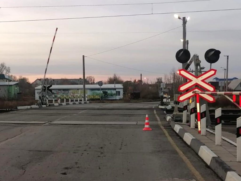 Врезался в шлагбаум и уехал в Барабинске -