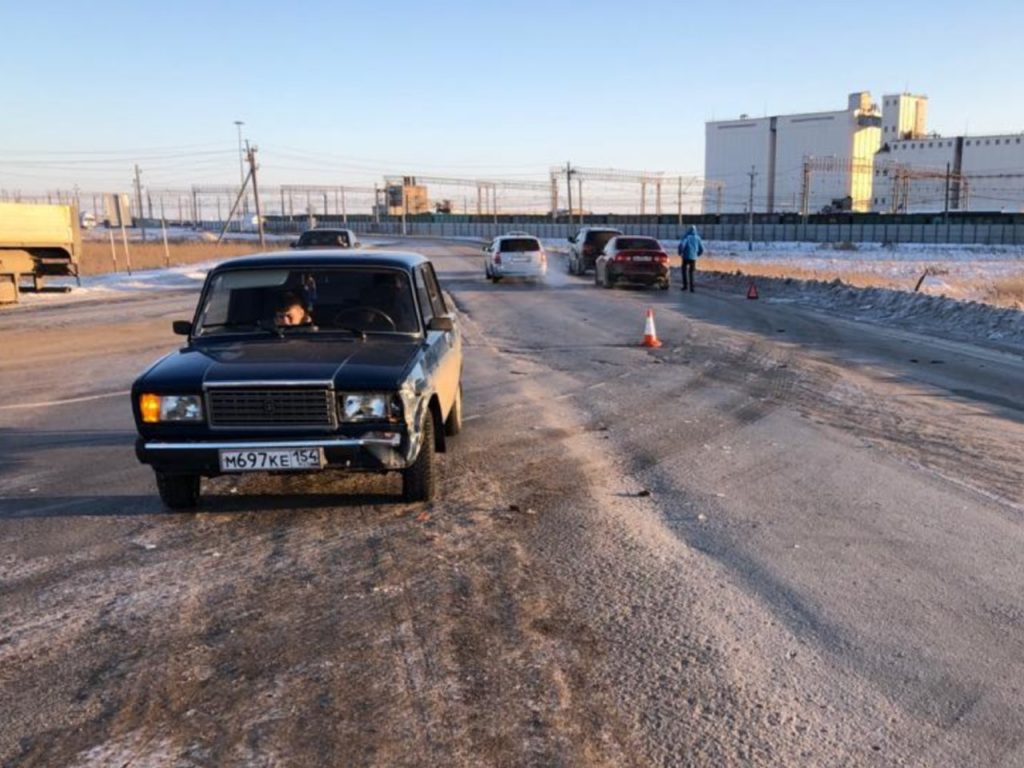 Водителя многотонника зажало между машинами в Барабинске -