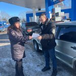 Останавливали водителей на заправках