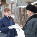 Миллионы писем и посылок ежегодно доставляют почтальоны