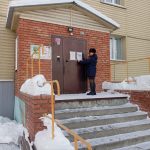 На подъездах появились информационные материалы по ПДД