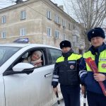 Сотрудники ГИБДД дарили женщинам цветы