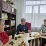 Поддерживать друг друга в трудные времена