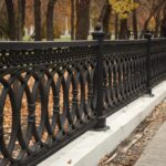 В Театральном сквере около НОВАТа восстановили историческое ограждение